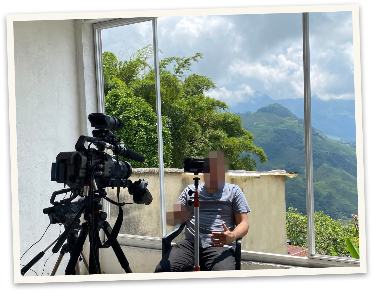 Angel se prépare à donner une entrevue à nos collègues dans la cordillère des Andes.