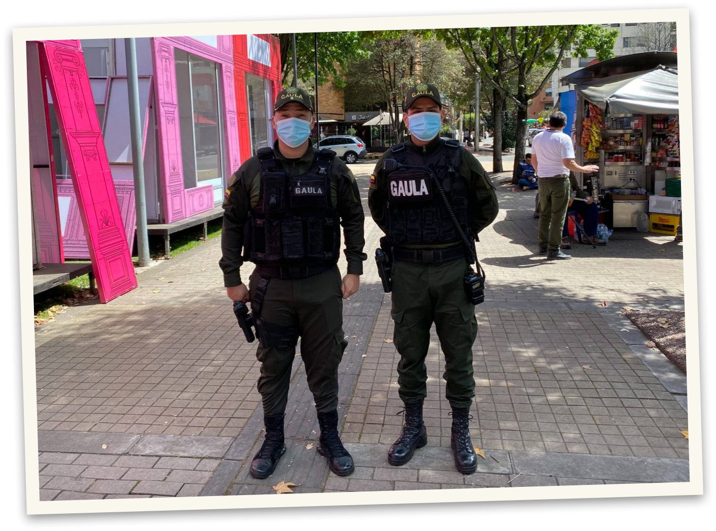 Deux policiers armés à Bogota.