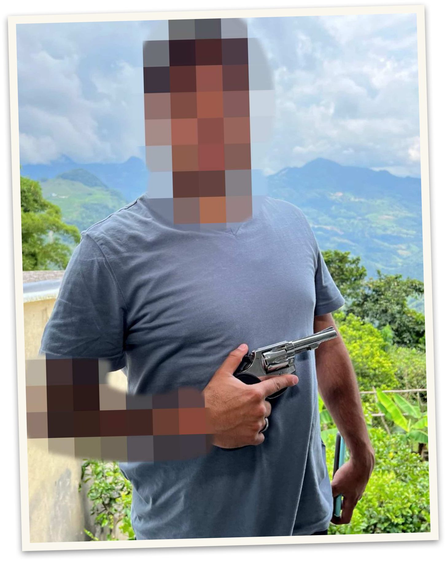 Angel pose avec son revolver dans les montagnes au nord de la Colombie où il s’est confié à deux journalistes de notre Bureau d’enquête. Ses révélations font l’objet du livre Narcos PQ, sorti en librairies cette semaine.