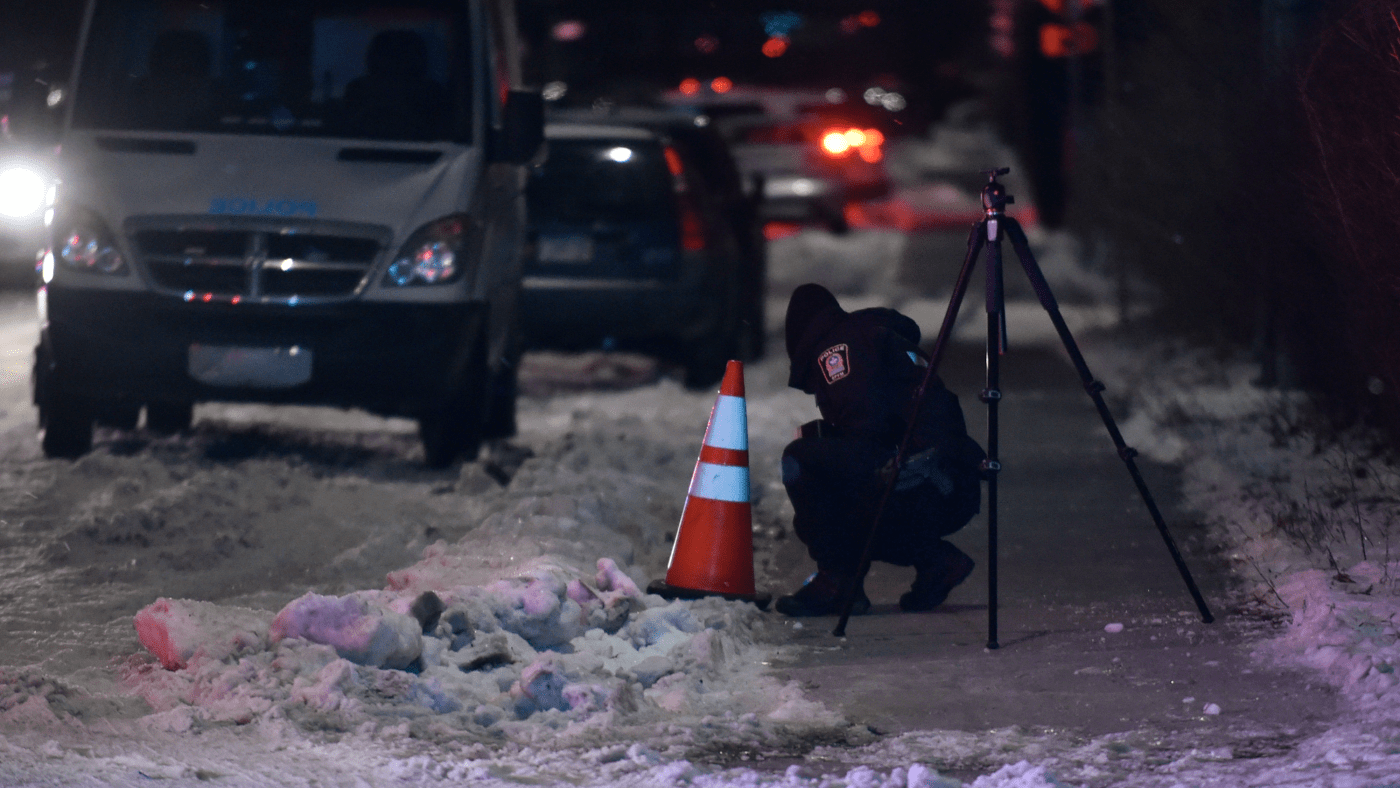 Les policiers ont cherché des douilles au sol après la tentative de meurtre