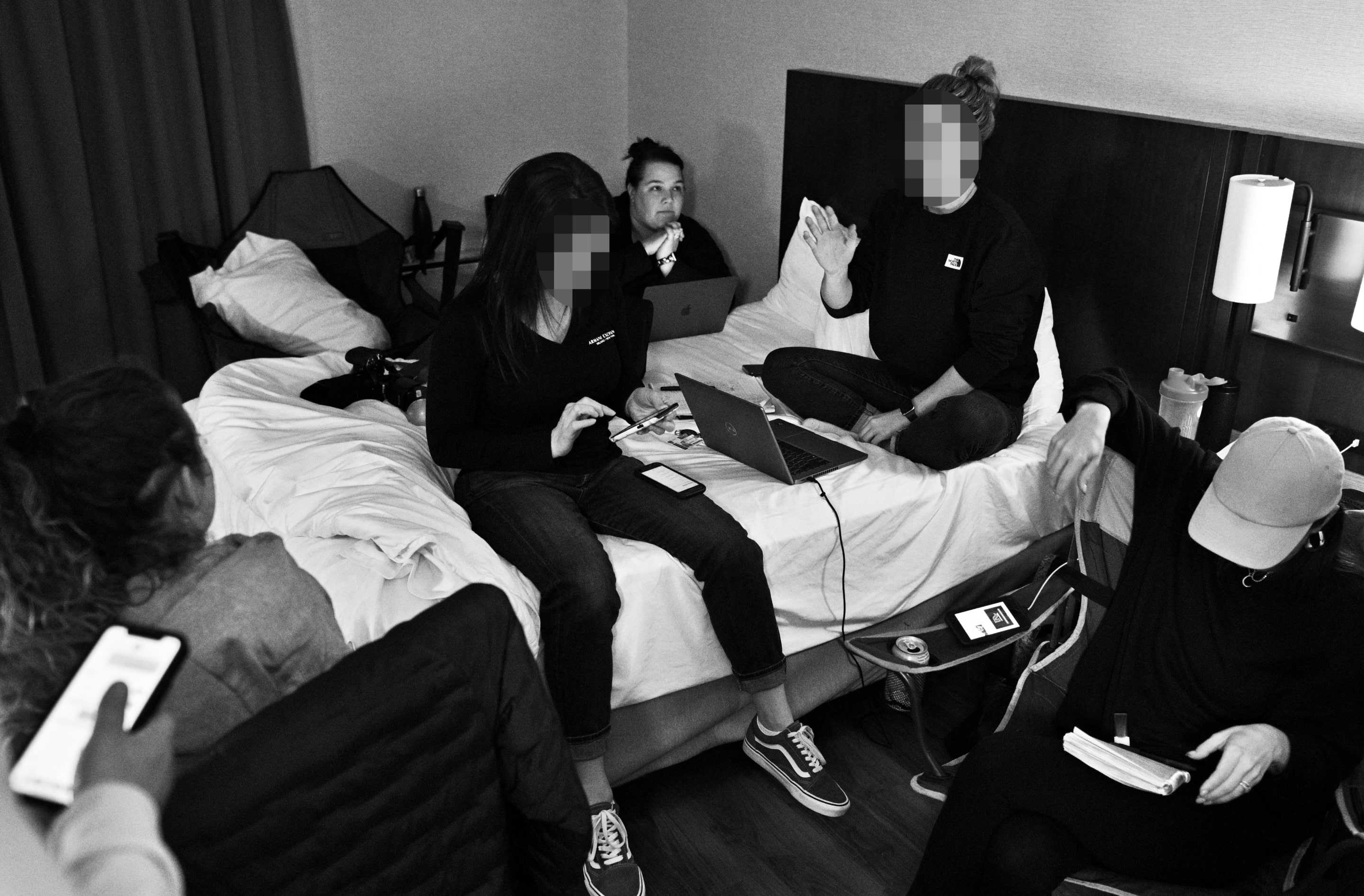 Notre Journaliste, en haut au centre, a assisté à une opération policière avec le SPAL afin de coincer des clients qui achètent des services sexuels d'escortes majeures.
Photo MARTIN ALARIE, le journal de montréal