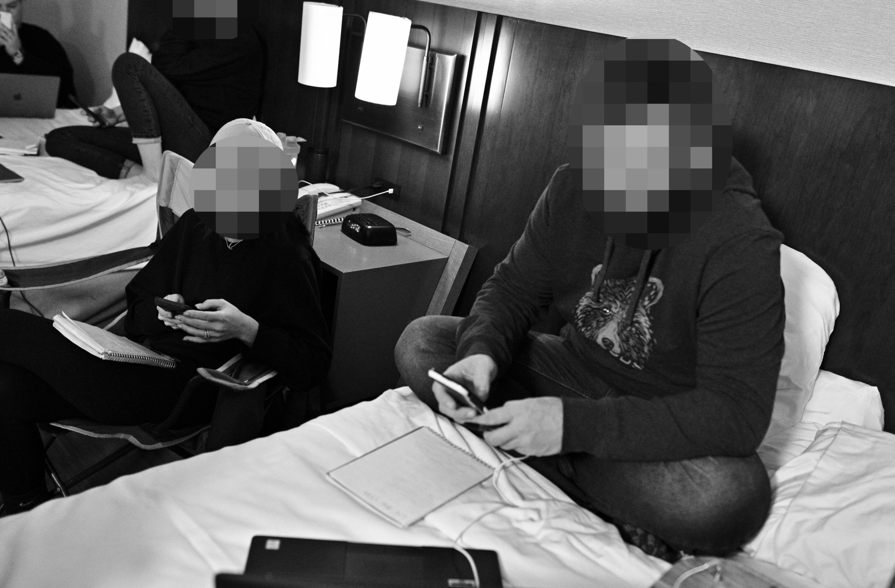 Une partie de l'équipe de texteurs à l'oeuvre dans la chambre d'hôtel. Le Journal a brouillé leur visage pour des raisons de sécurité. Photo MARTIN ALARIE, le journal de montréal