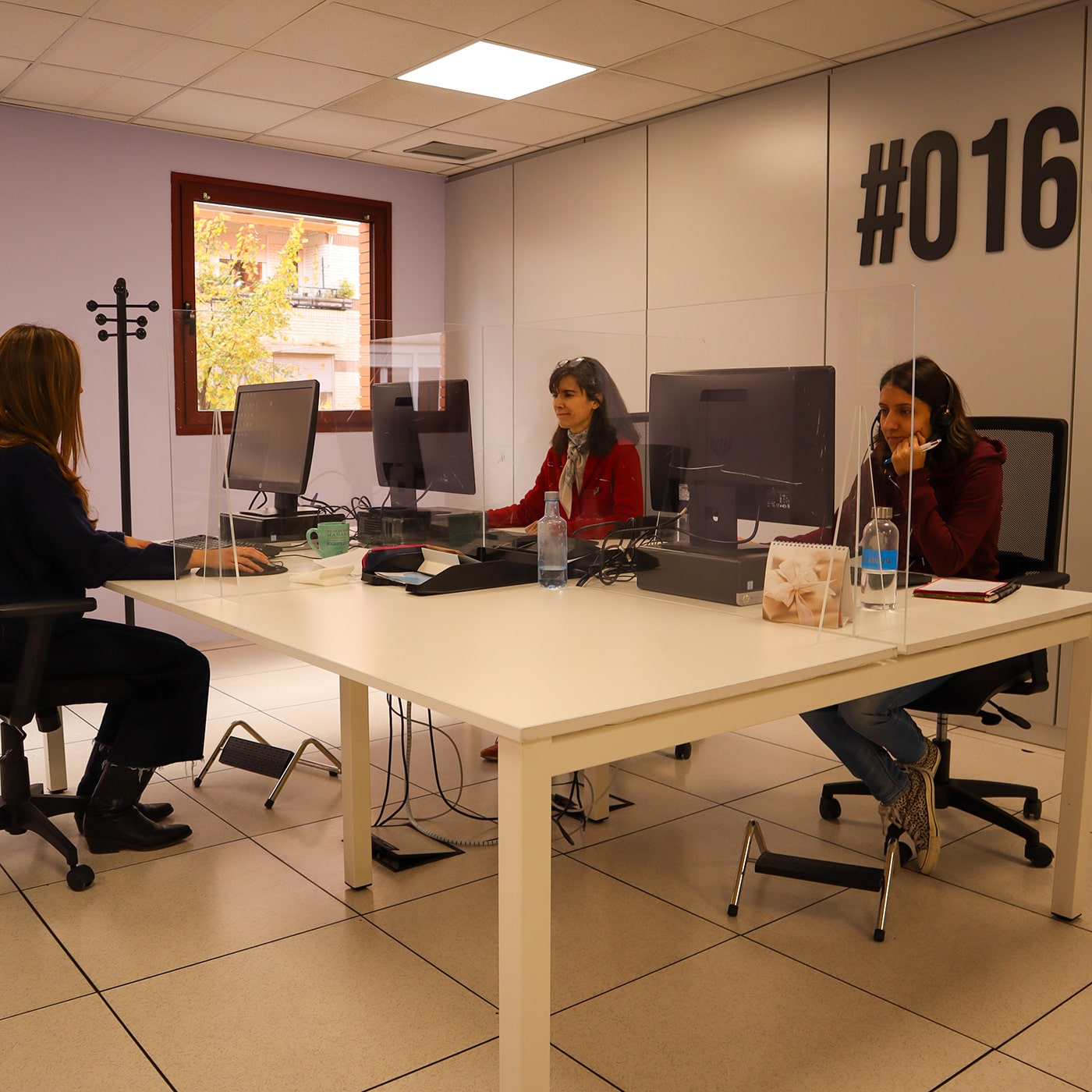 Les bureaux à Madrid où les intervenants répondent aux appels des victimes de violence conjugale.