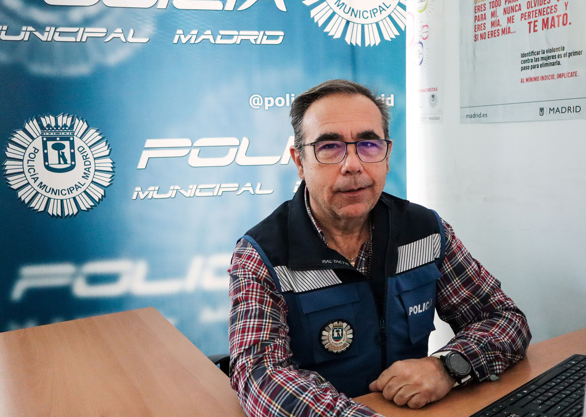 Juan Pablo Villarubia, agent protecteur dans une unité spéciale pour la protection des femmes à la Police municipale de Madrid.