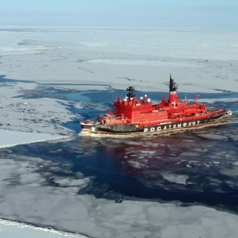 Un brise-glace rouge
