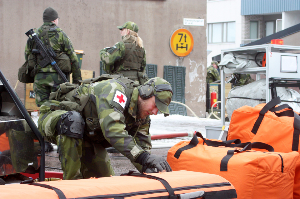 Une équipe médicale des Forces armées suédoises intervient sur le site d'une attaque terroriste simulée au centre-ville de Kiruna, dans l'Arctique suédois, dans le cadre de l'exercice Aurora 2023. Photo Anne Caroline Desplanques, Le Journal de montréal