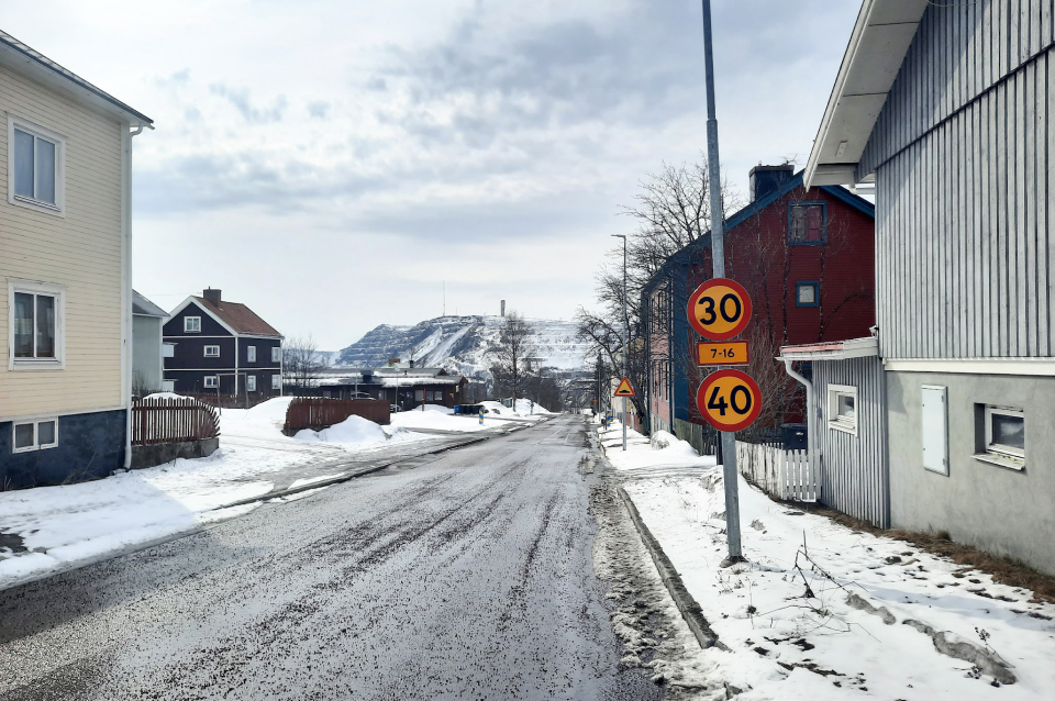 Le paysage de la vieille ville de Kiruna, dans l'Arctique suédois, est dominé par la mine de fer de LKAB. La mine a fortement contribué à la richesse de la Suède quand elle est devenue le fournisseur le plus important de l’Allemagne nazi pendant la Seconde Guerre mondiale. Dès le début de la guerre, Winston Churchill a tenté de stopper ce commerce qui, selon plusieurs analystes, a contribué à prolonger le conflit. Photo Jonathan NACKSTRAND, AFP