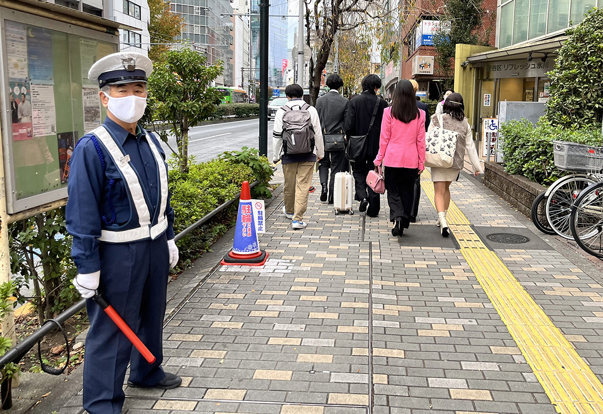 Le métier de gardien de sécurité est fréquent chez les aînés au Japon.