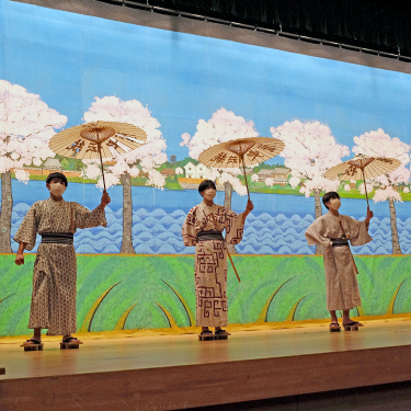 Des élèves d’Ogano au Japon mettent en scène une pièce de théâtre