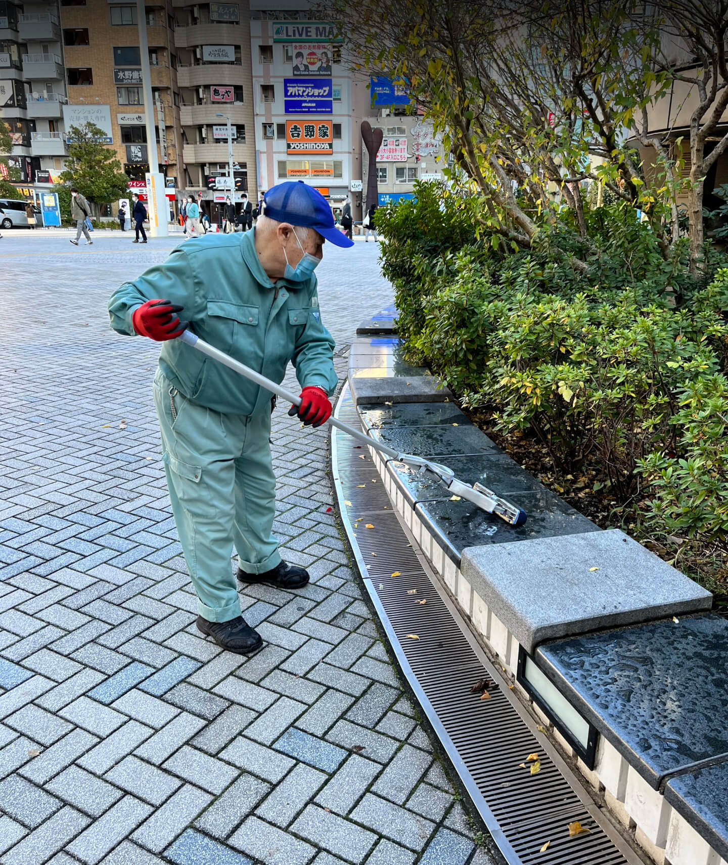 Un aîné nettoie un parc de Tokyo