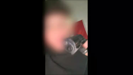 Un jeune se filme avec une arme à la main